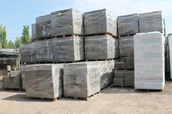 Арболитовые блоки на поддоне выставленные на продажу возле офиса